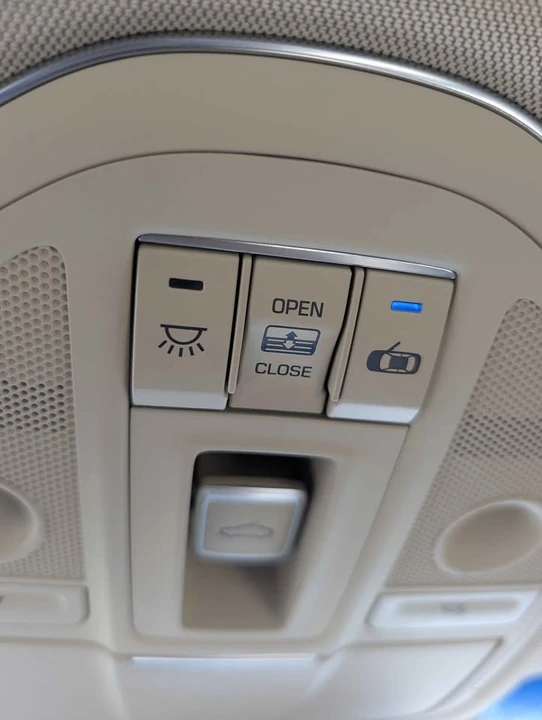 2015 Hyundai Genesis - Image 10 of 14