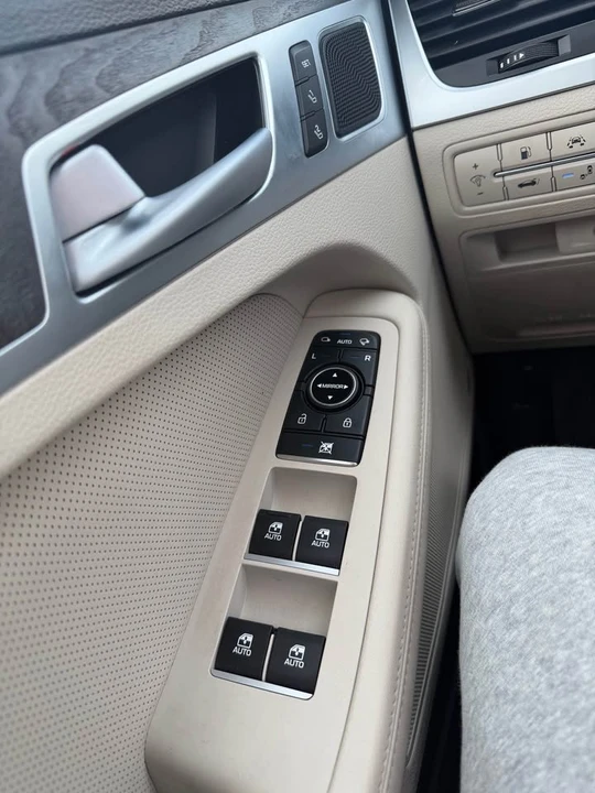 2015 Hyundai Genesis - Image 10 of 13