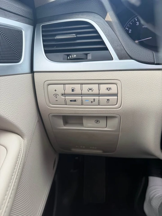 2015 Hyundai Genesis - Image 8 of 13