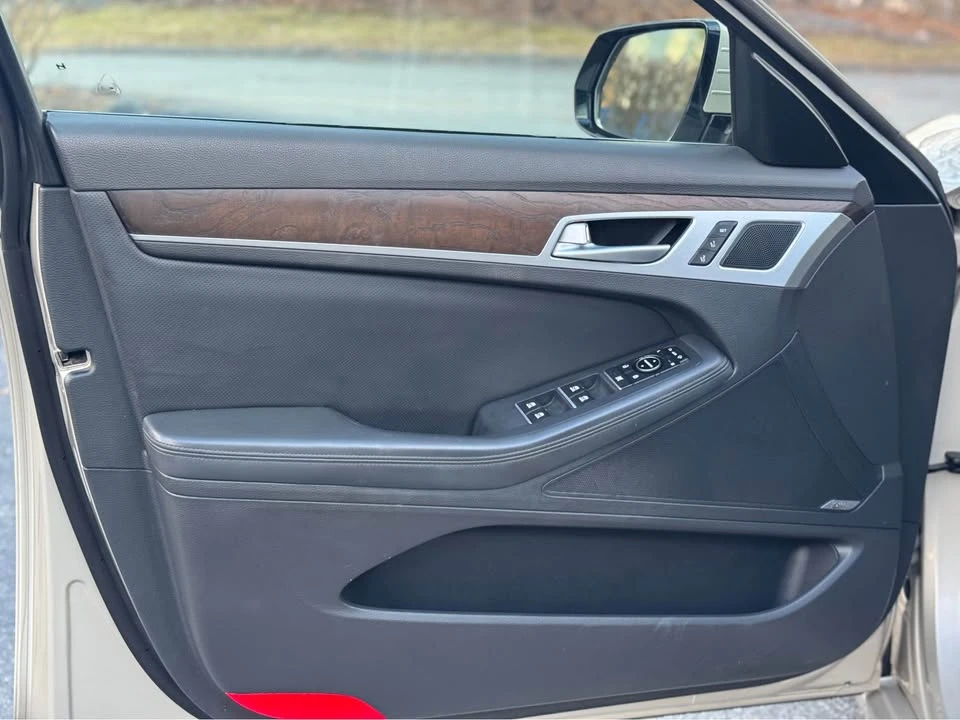 2015 Hyundai Genesis - Image 13 of 20