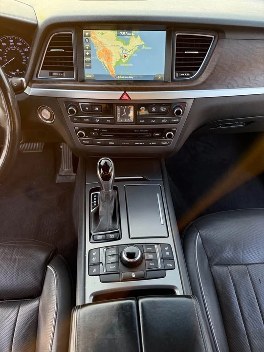 2015 Hyundai Genesis - Image 17 of 20