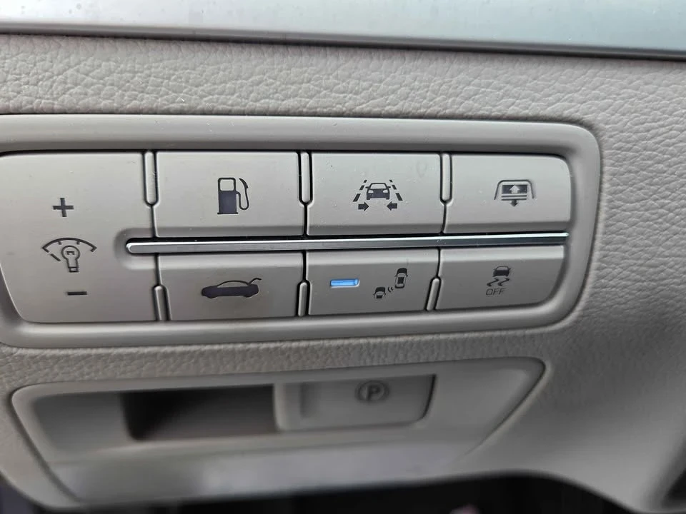 2015 Hyundai Genesis - Image 12 of 20