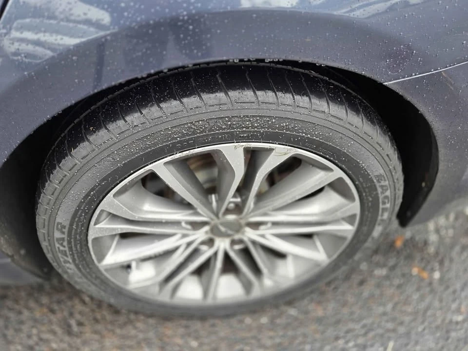 2015 Hyundai Genesis - Image 9 of 20