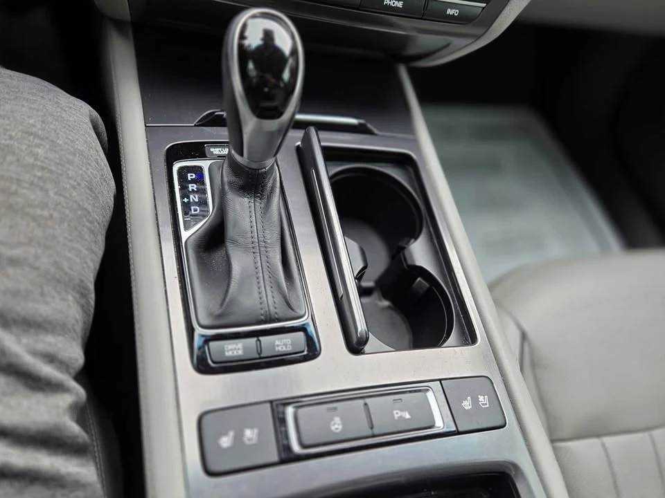 2015 Hyundai Genesis - Image 17 of 20