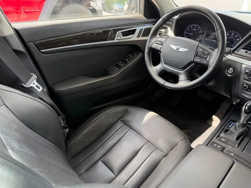 2015 Hyundai Genesis - Image 13 of 16