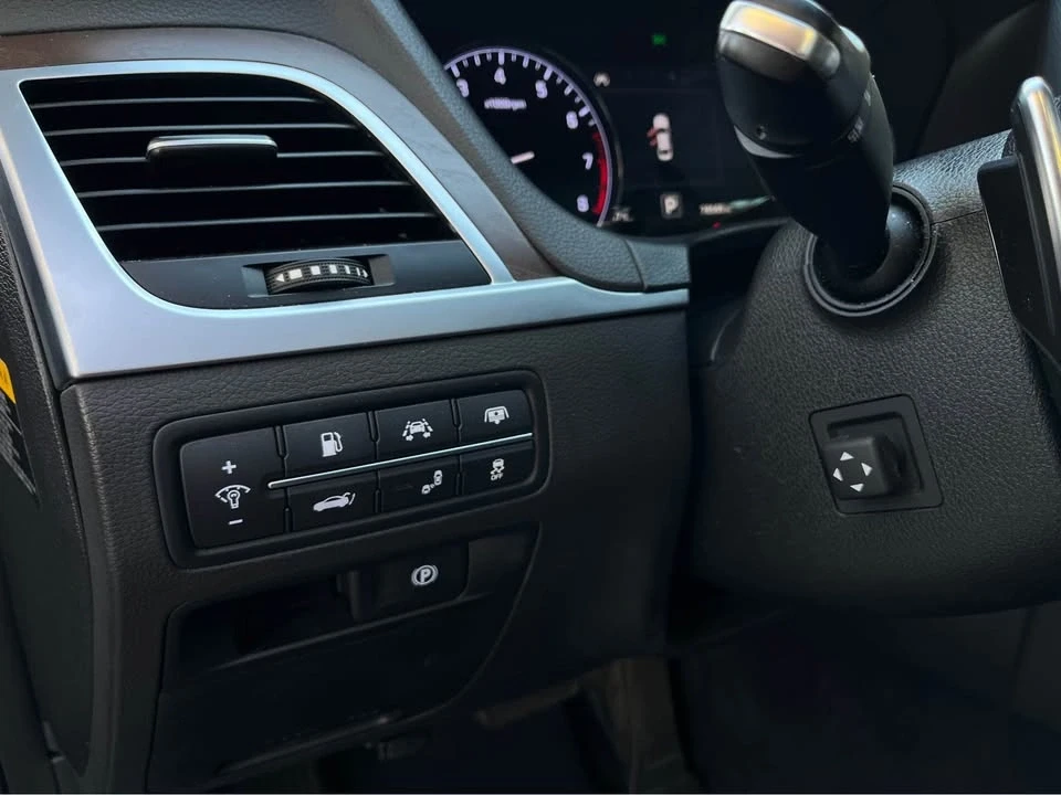 2015 Hyundai Genesis - Image 16 of 19