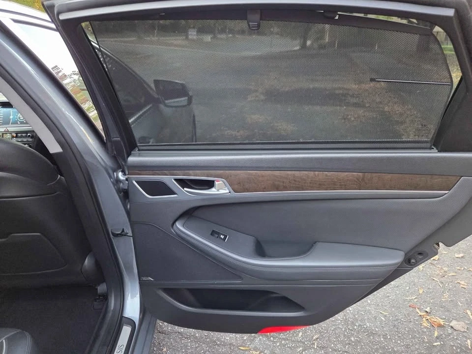 2015 Hyundai Genesis - Image 17 of 19