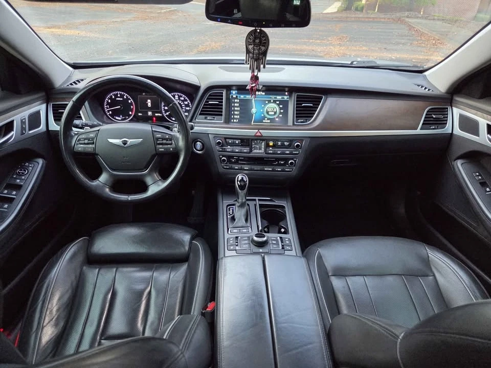 2015 Hyundai Genesis - Image 13 of 19