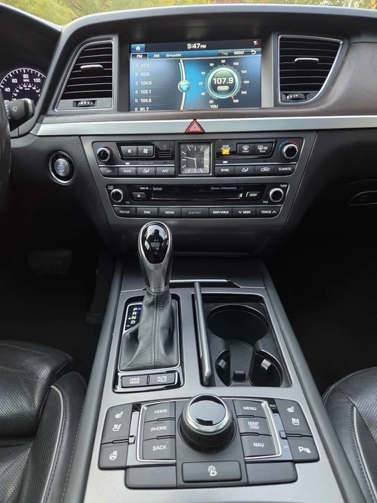 2015 Hyundai Genesis - Image 14 of 19
