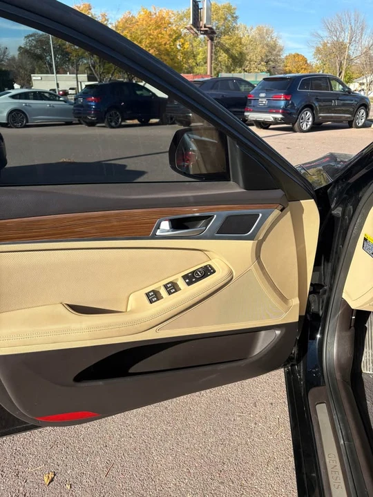 2015 Hyundai Genesis - Image 9 of 18