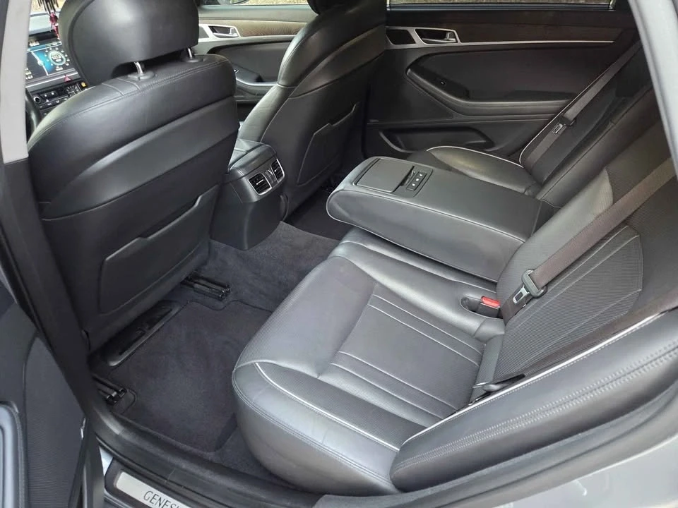 2015 Hyundai Genesis - Image 11 of 19