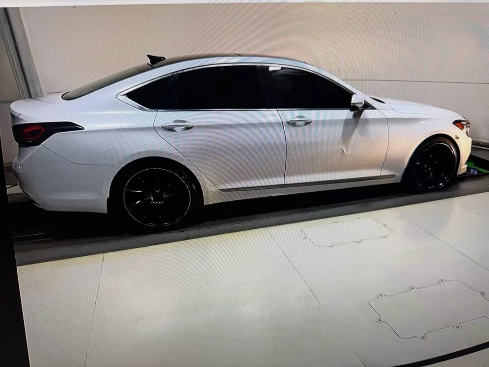 2015 Hyundai Genesis - Image 9 of 13