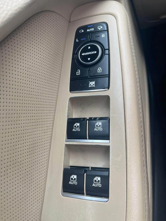 2015 Hyundai Genesis - Image 16 of 17