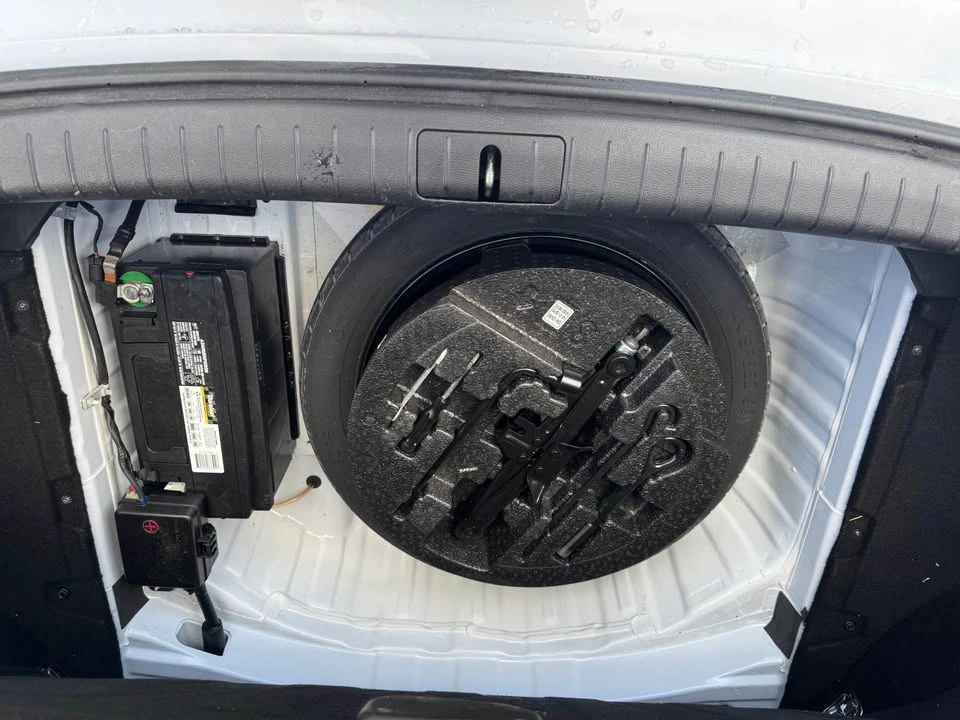 2015 Hyundai Genesis - Image 13 of 14