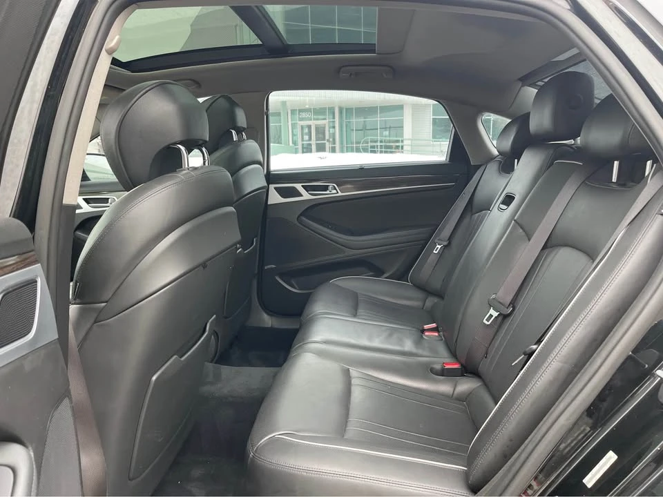 2015 Hyundai Genesis - Image 11 of 19