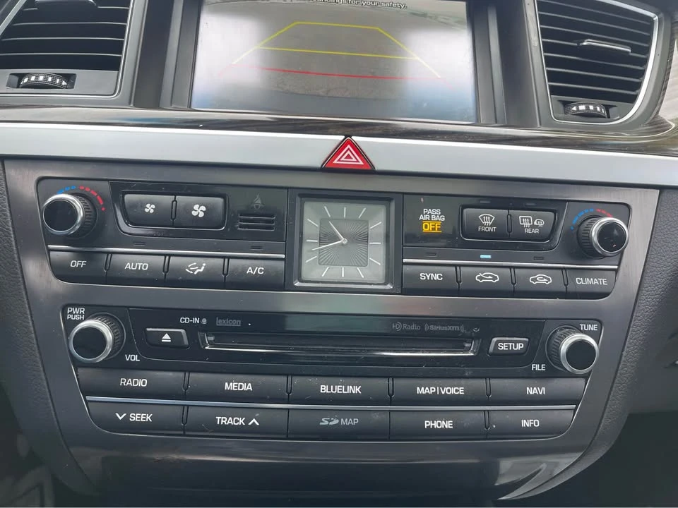2015 Hyundai Genesis - Image 17 of 19