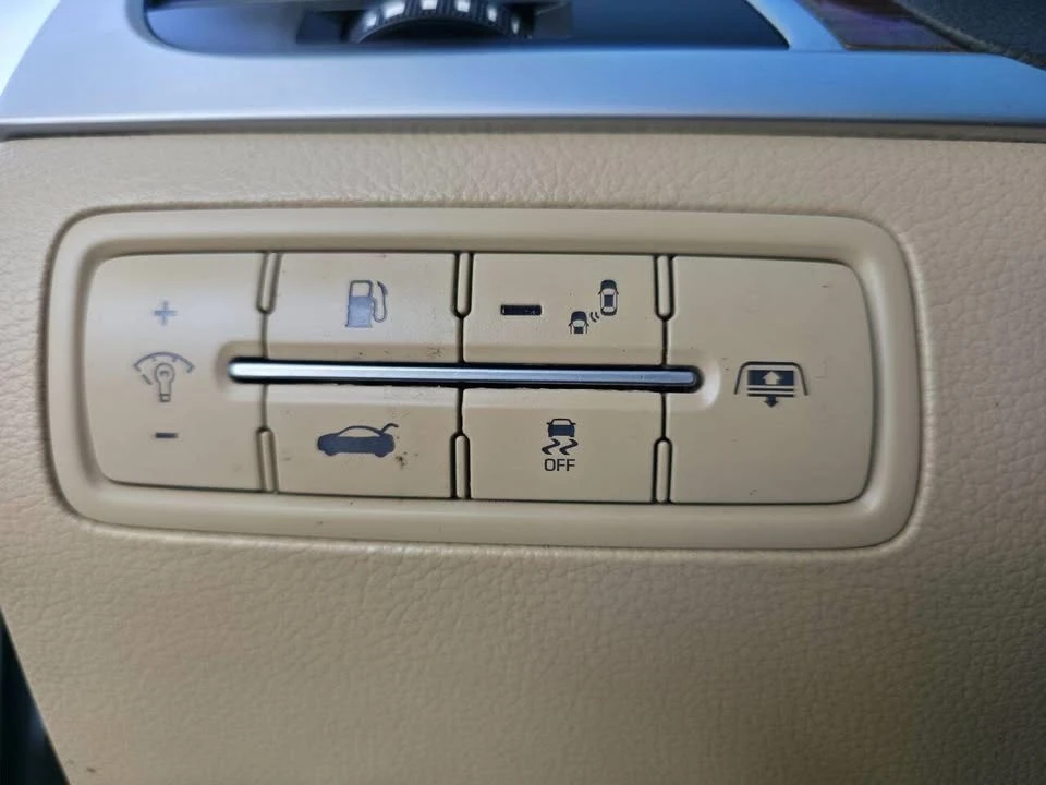2015 Hyundai Genesis - Image 10 of 18