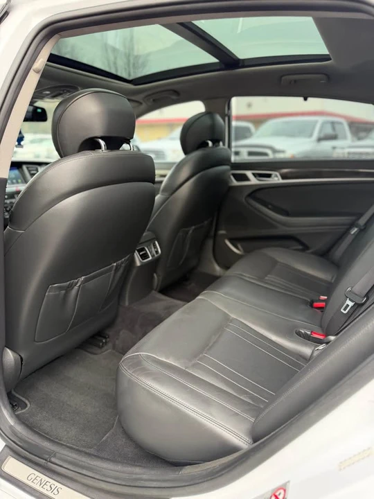 2015 Hyundai Genesis - Image 15 of 18