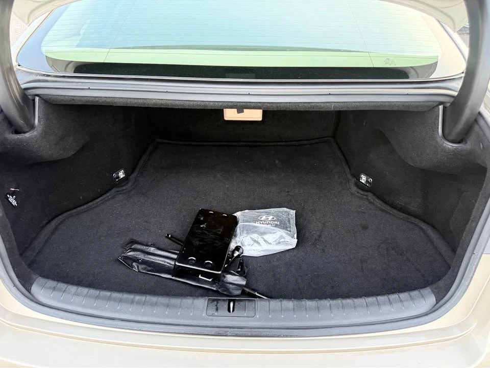 2015 Hyundai Genesis - Image 11 of 16
