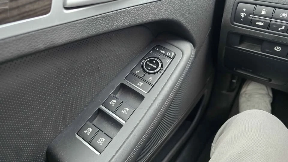 2015 Hyundai Genesis - Image 8 of 15