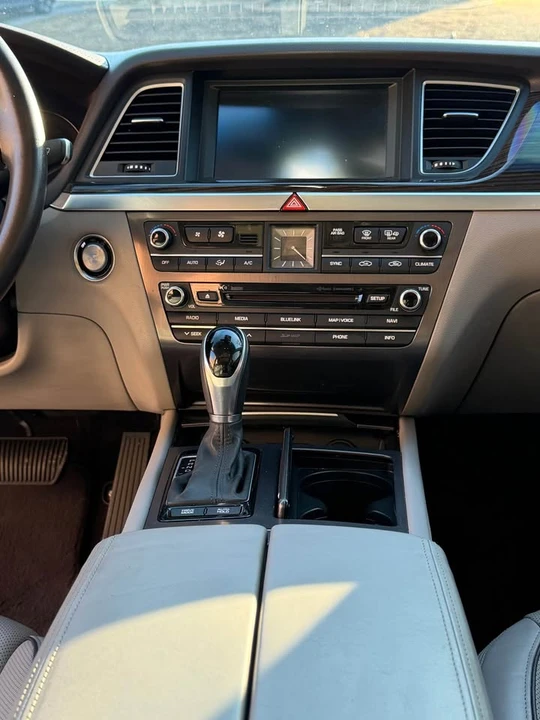 2015 Hyundai Genesis - Image 8 of 15