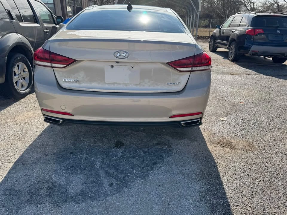 2015 Hyundai Genesis - Image 12 of 17