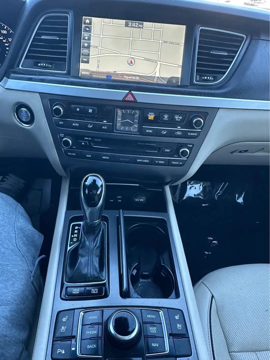 2015 Hyundai Genesis - Image 10 of 11