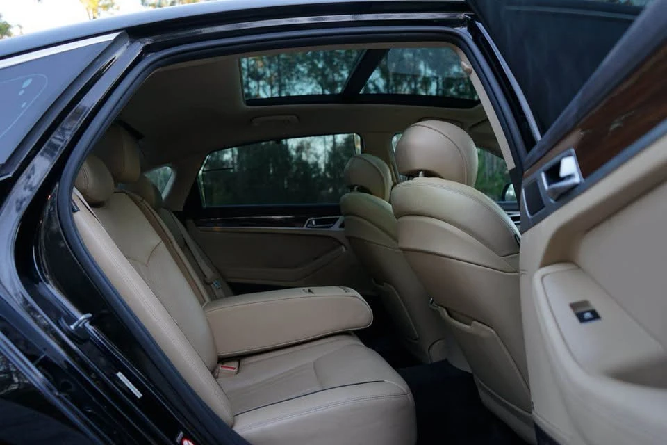 2015 Hyundai Genesis - Image 18 of 20