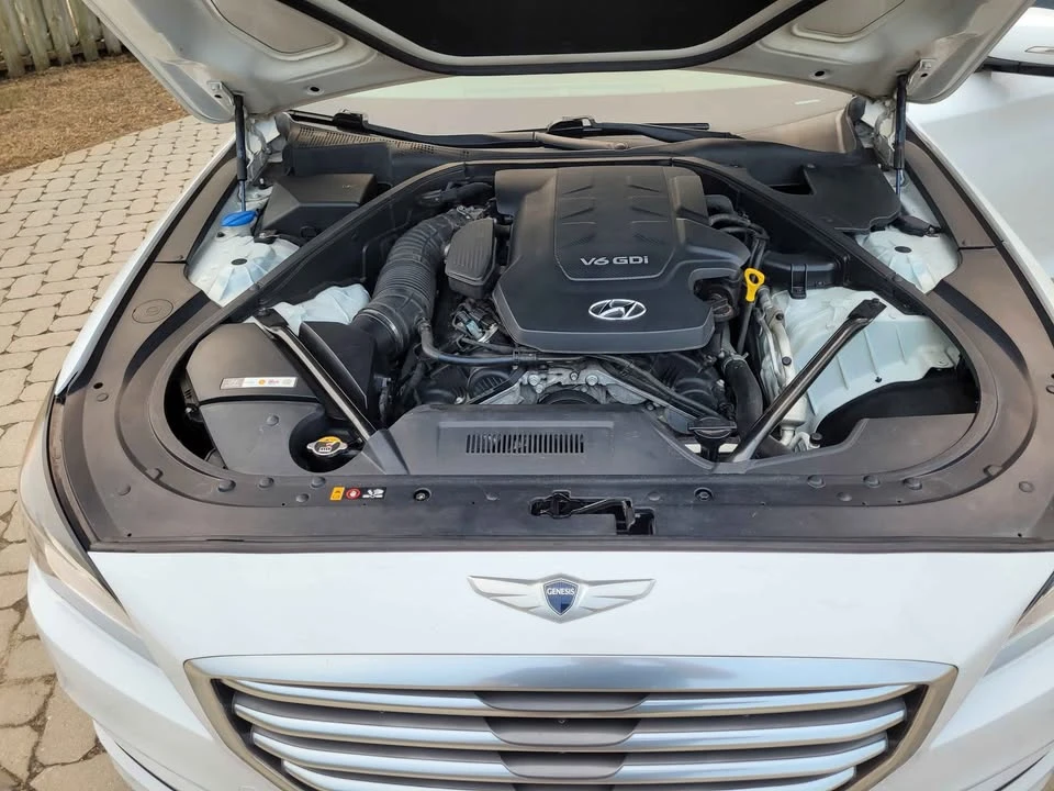 2015 Hyundai Genesis - Image 11 of 18