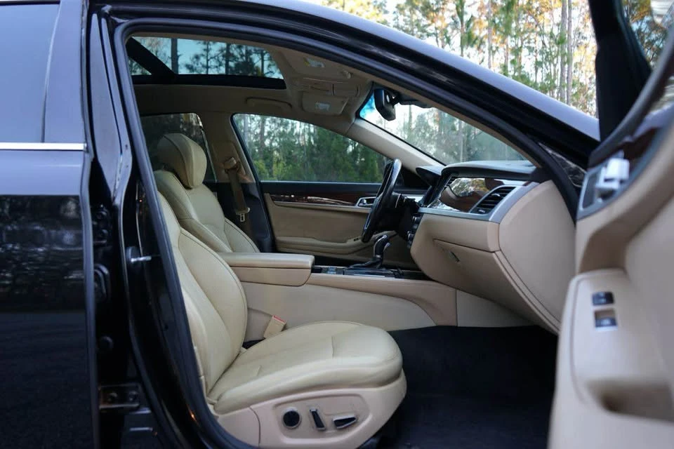 2015 Hyundai Genesis - Image 17 of 20