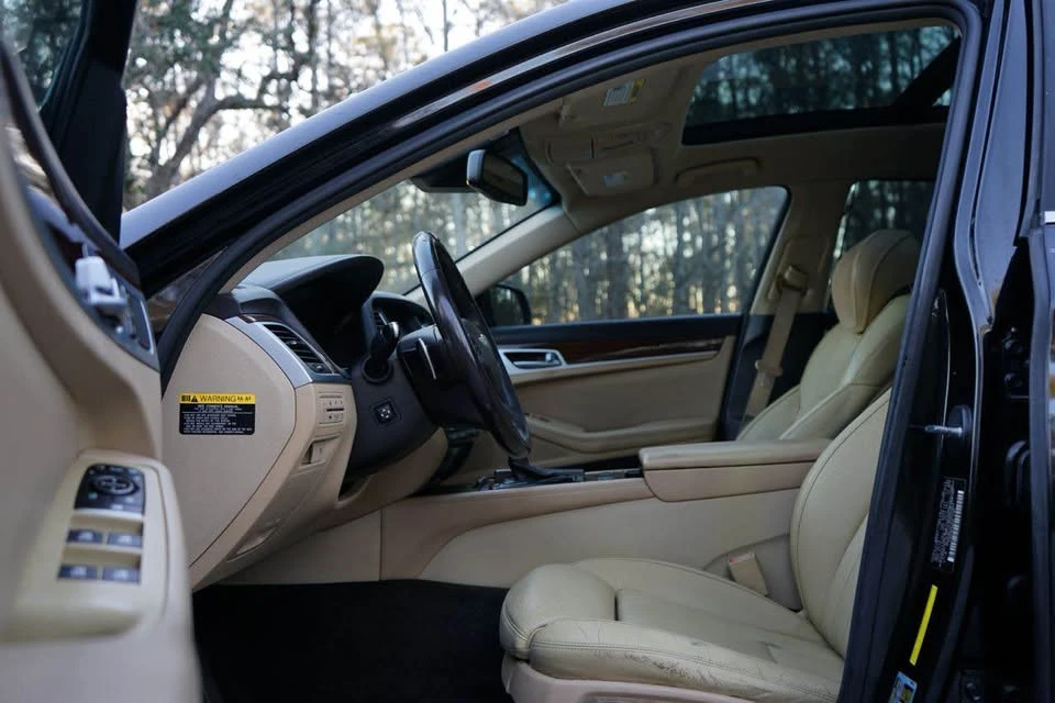2015 Hyundai Genesis - Image 15 of 20