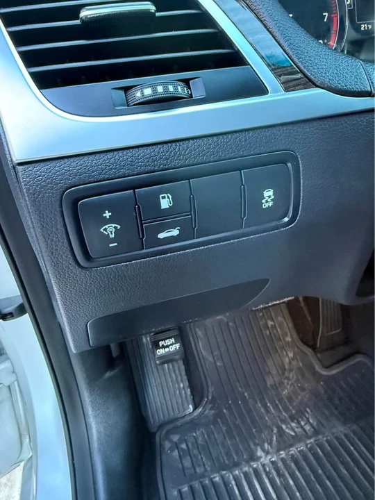 2015 Hyundai Genesis - Image 17 of 20