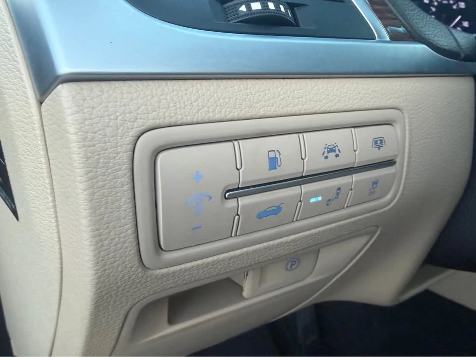 2015 Hyundai Genesis - Image 13 of 19