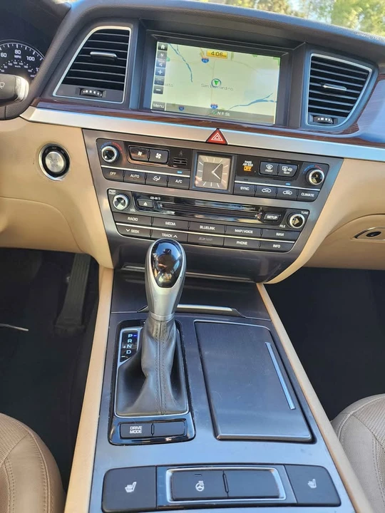 2015 Hyundai Genesis - Image 14 of 17
