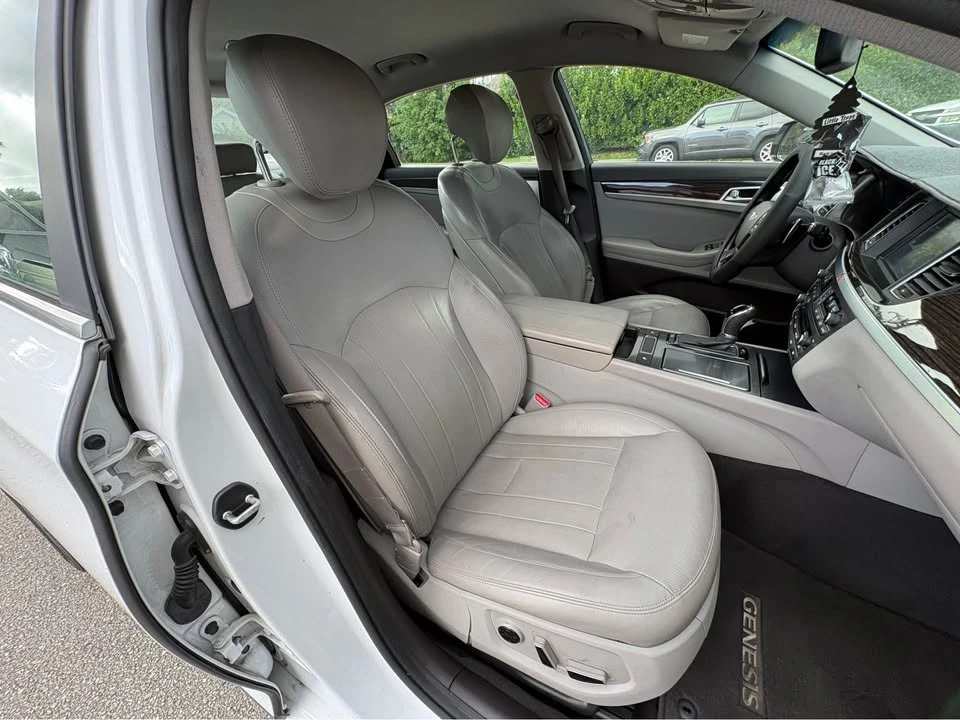 2015 Hyundai Genesis - Image 14 of 20