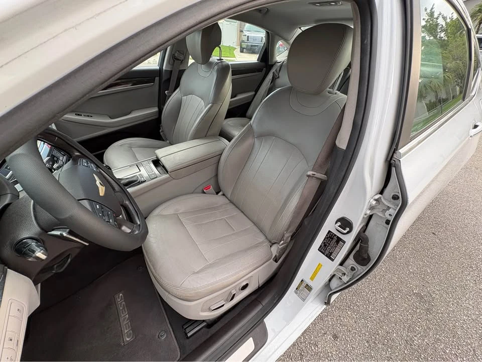 2015 Hyundai Genesis - Image 11 of 20