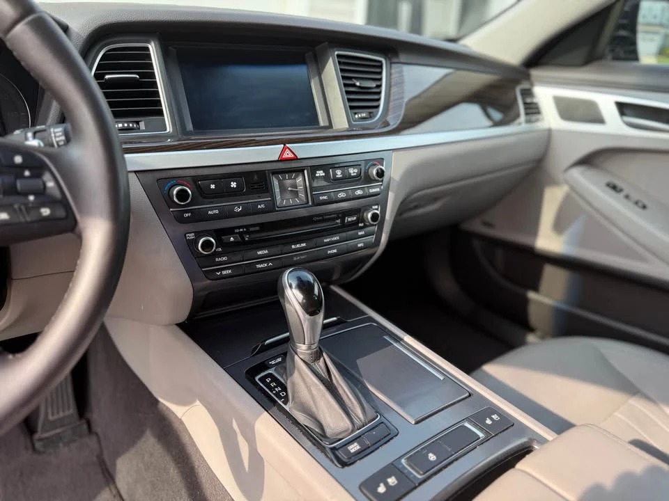 2015 Hyundai Genesis - Image 10 of 13