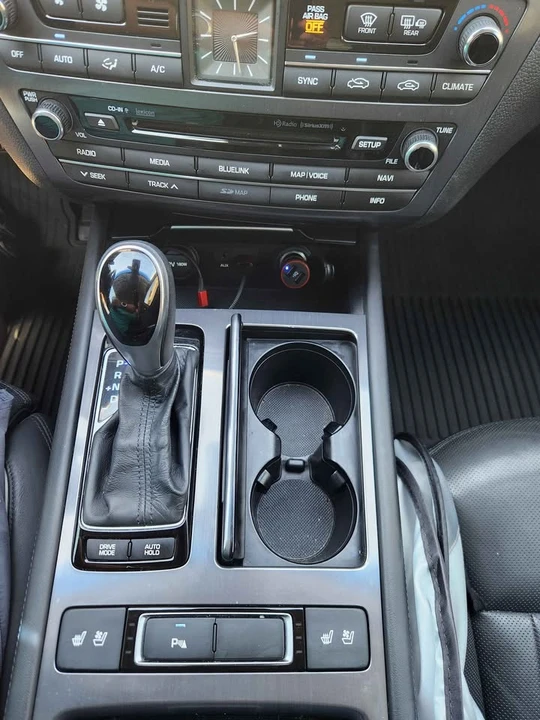 2015 Hyundai Genesis - Image 10 of 19