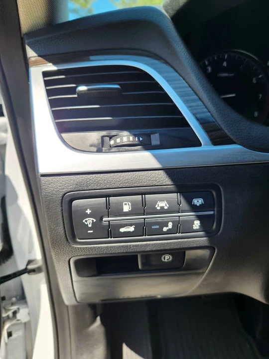 2015 Hyundai Genesis - Image 9 of 19
