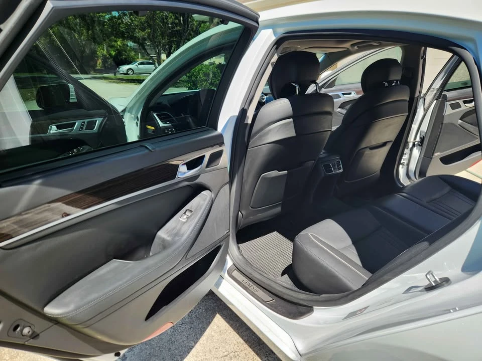 2015 Hyundai Genesis - Image 11 of 19