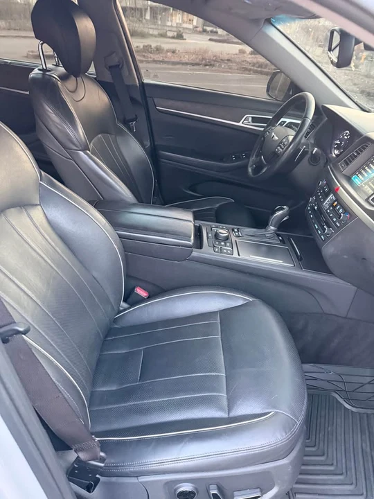 2015 Hyundai Genesis - Image 10 of 19