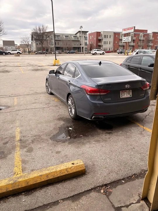 2015 Hyundai Genesis - Image 4 of 10