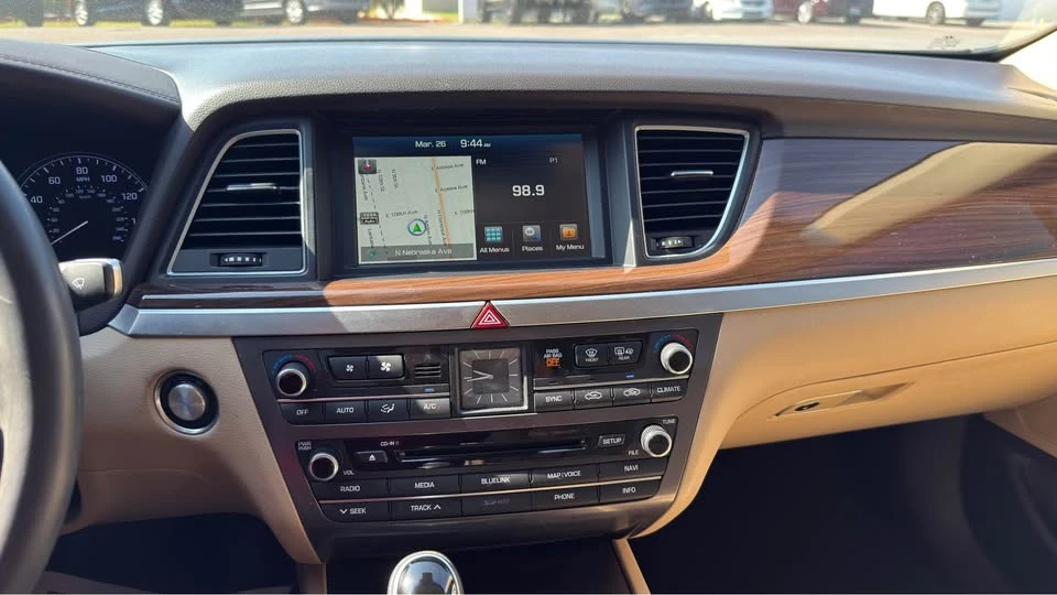 2015 Hyundai Genesis - Image 17 of 18