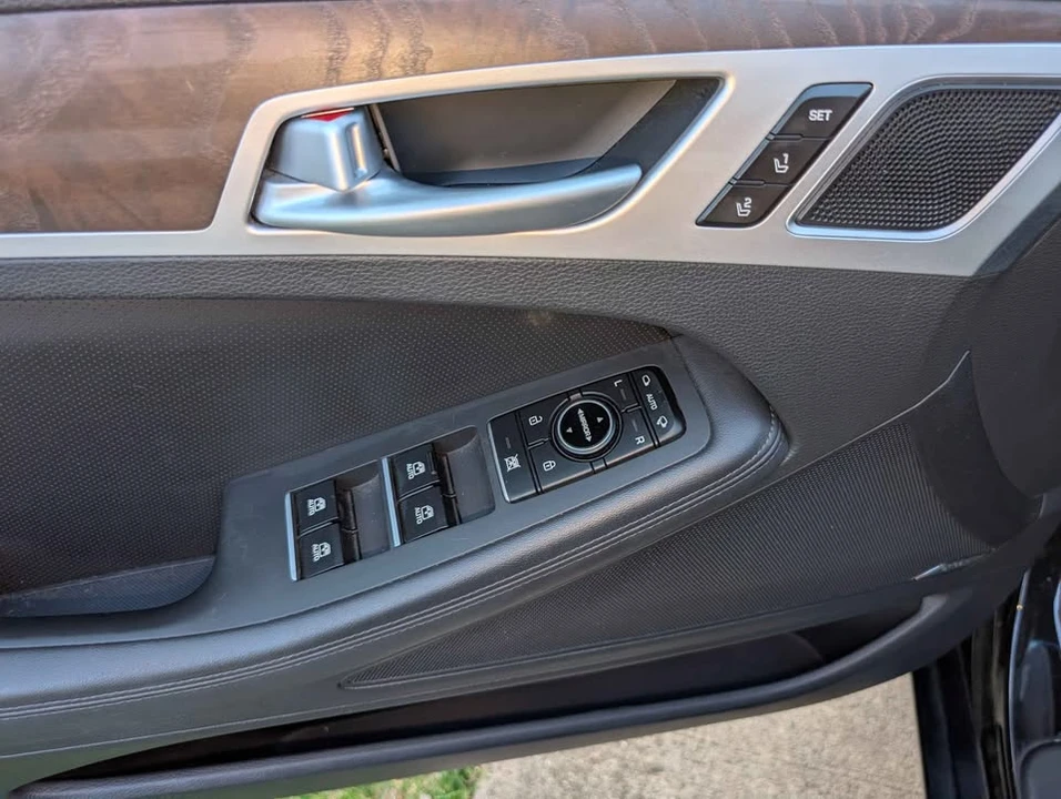 2015 Hyundai Genesis - Image 8 of 15