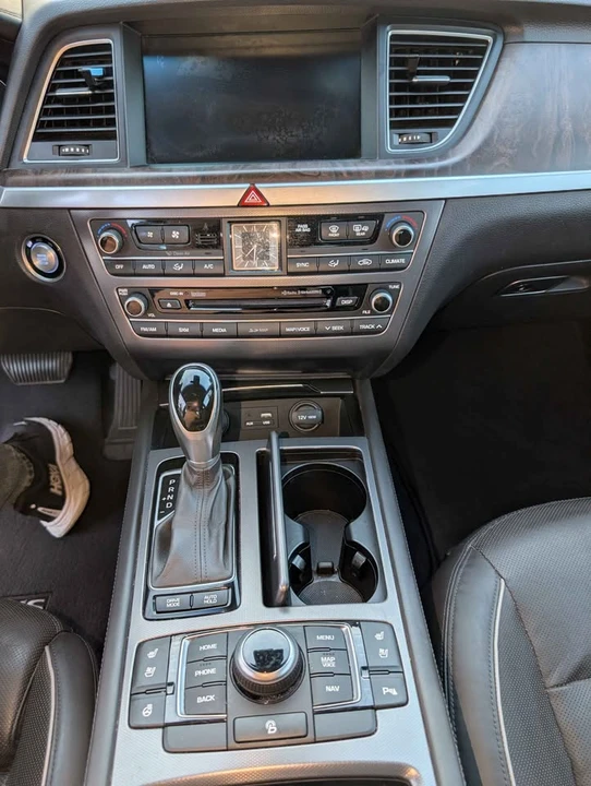 2015 Hyundai Genesis - Image 7 of 15