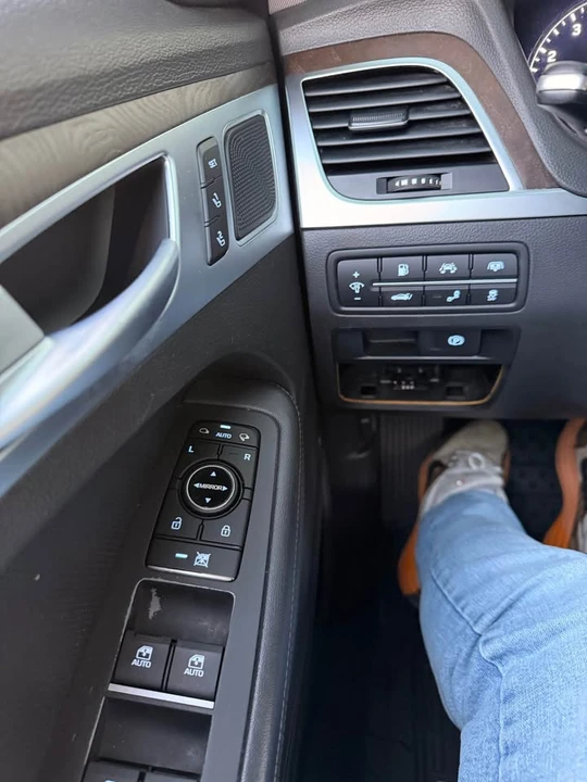 2015 Hyundai Genesis - Image 16 of 19