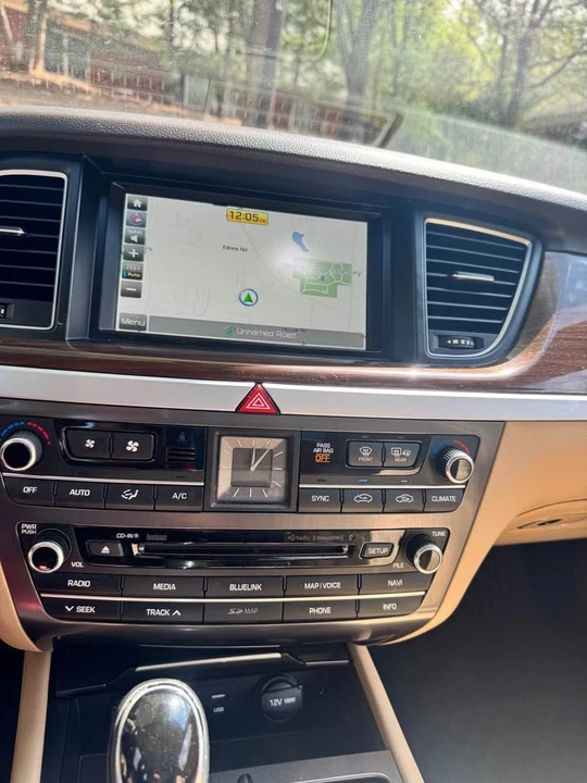 2015 Hyundai Genesis - Image 15 of 18