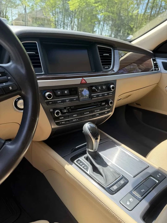 2015 Hyundai Genesis - Image 8 of 11