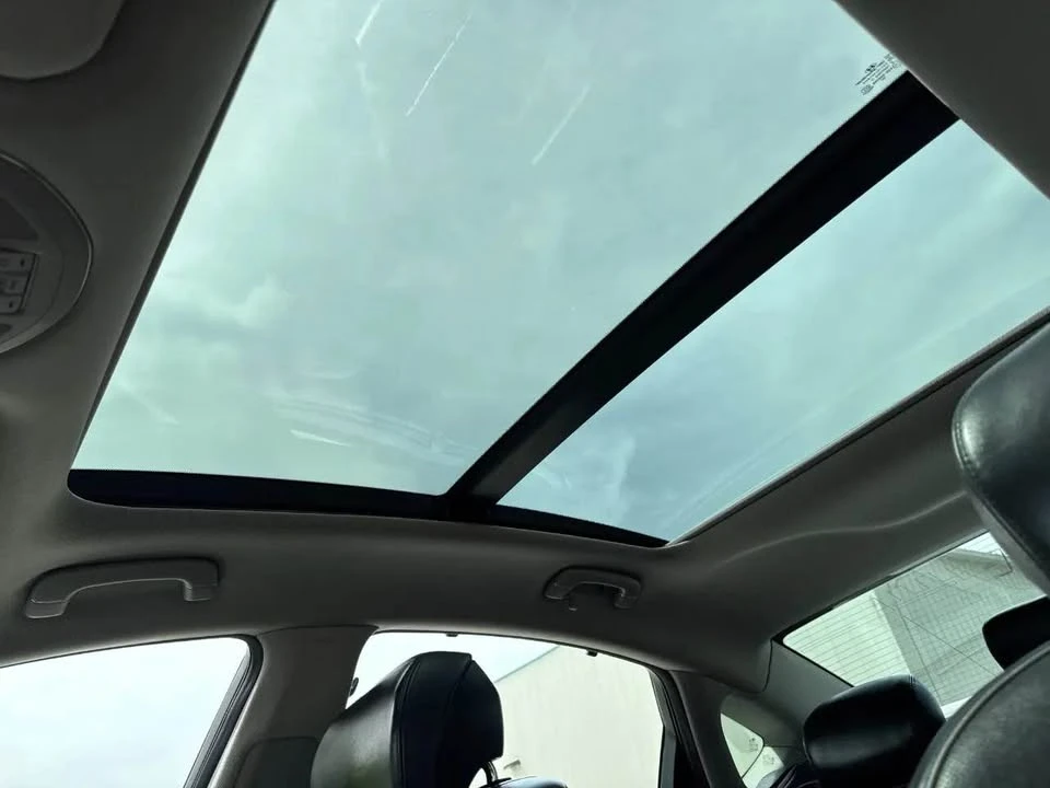 2015 Hyundai Genesis - Image 10 of 19