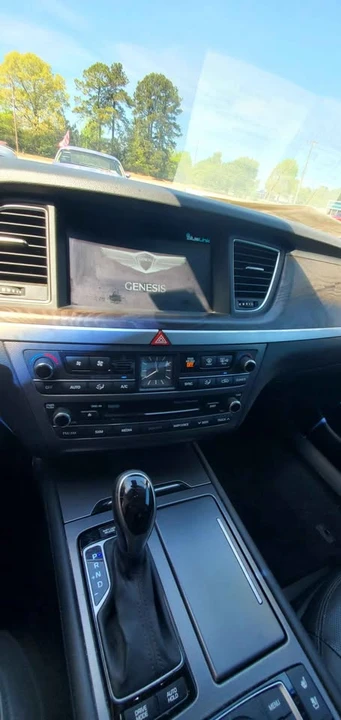 2015 Hyundai Genesis - Image 18 of 20